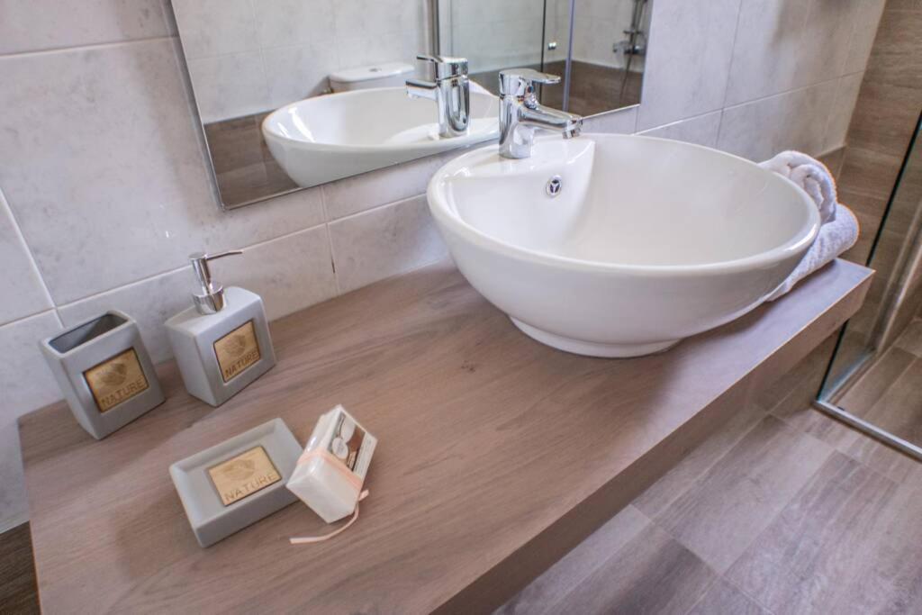 Villa Ventus, 40Sqm Private Pool & Hot Tub! Roussospítion Eksteriør billede